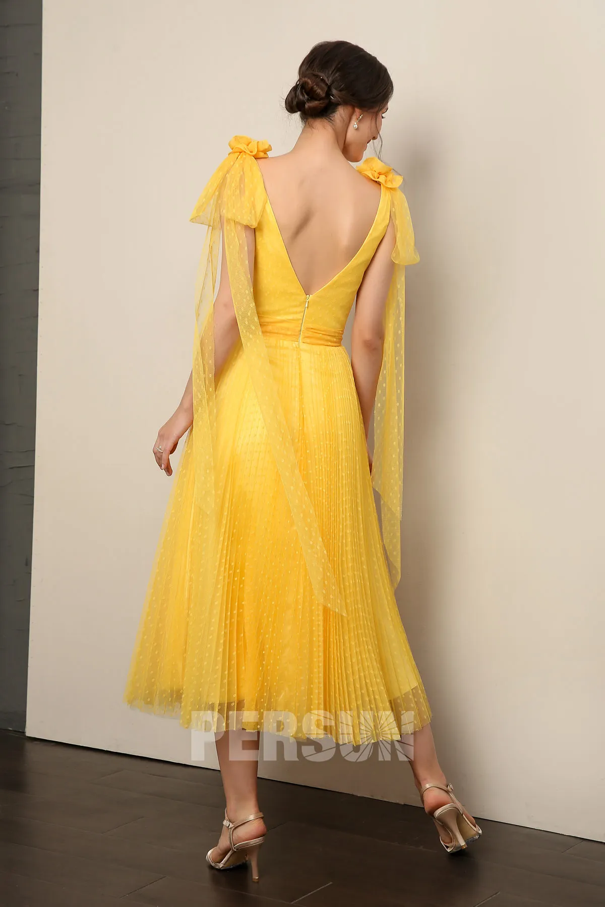 Vintage robe de soirée midi encolure v en plumetis jaune à jupe plissée